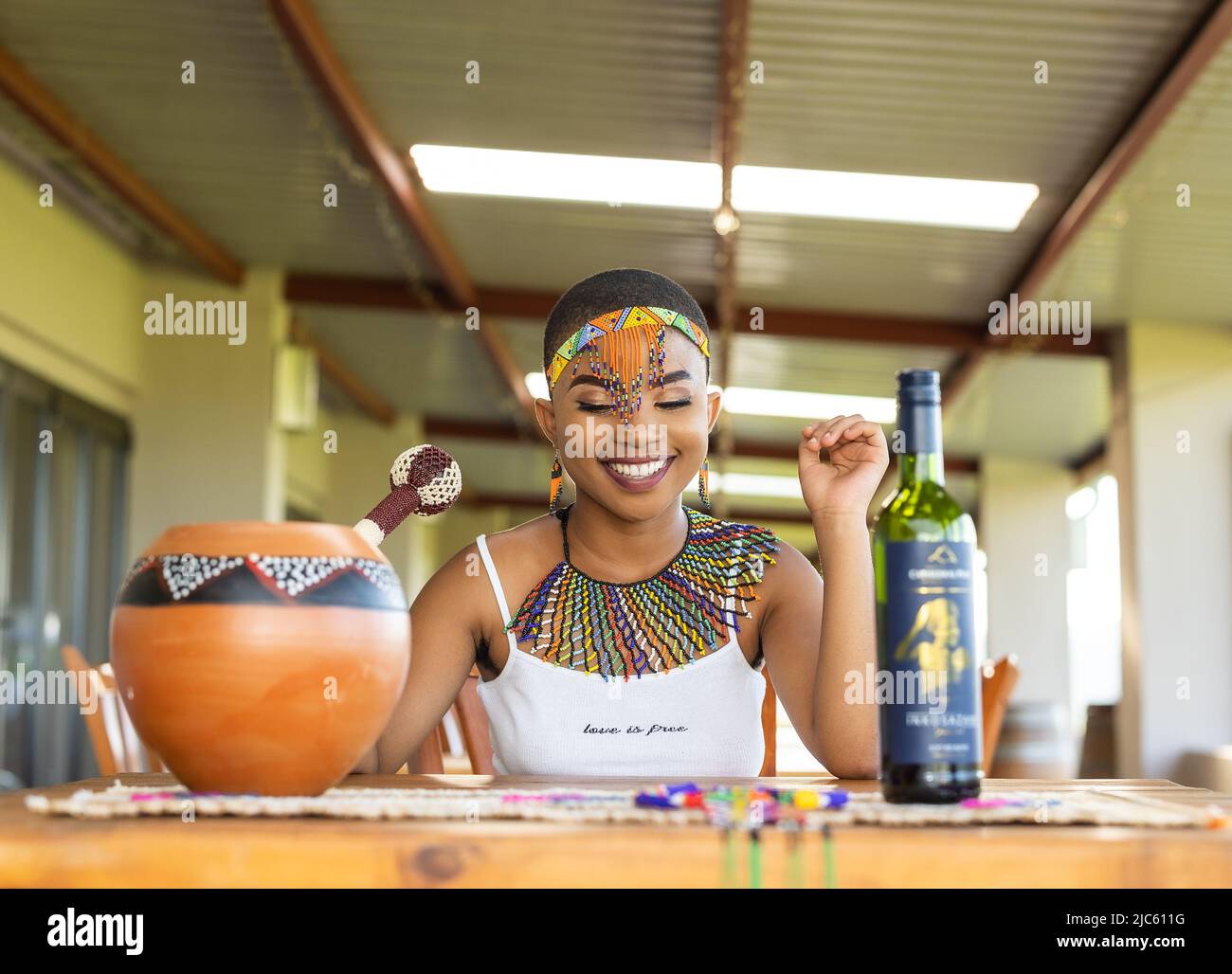 Junges afrikanisches Mädchen in zulu-Kleidung Stockfoto