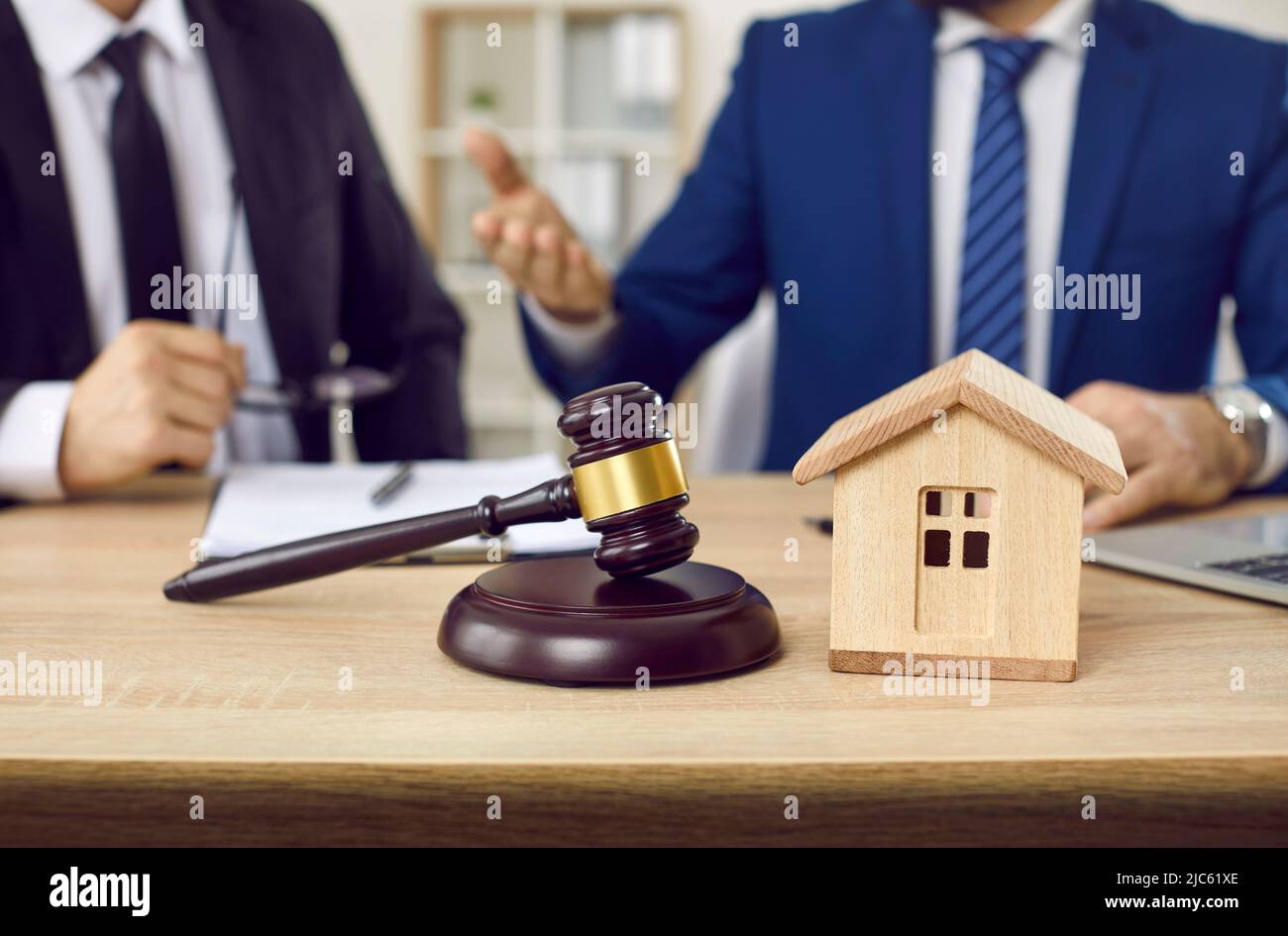 Rechtsanwalt und Mandant diskutieren über das Miethaus Stockfoto