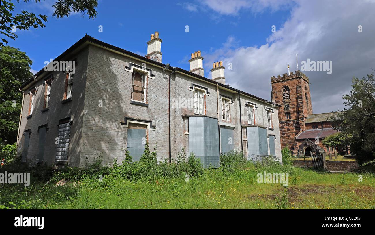 Das baufällige Pfarrhaus, Grappenhall Village, Warrington, Ceshire, England, Großbritannien, WA4 3EP, neben der St. Wilfrids Church, in der Bewährung festgefahren Stockfoto