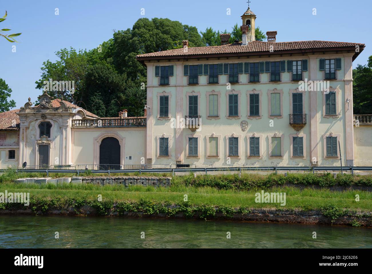 Historische Gebäude entlang des Naviglio Grande in Cassinetta di Lugagnano, Provinz Mailand, Lombardei, Italien Stockfoto