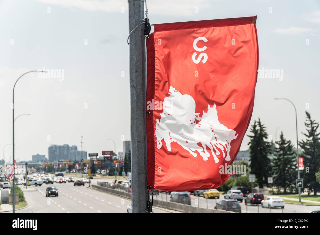 Juli 18 2017 Calgary Alberta Kanada - Calgary Stampede Flaggen auf der Straße Stockfoto