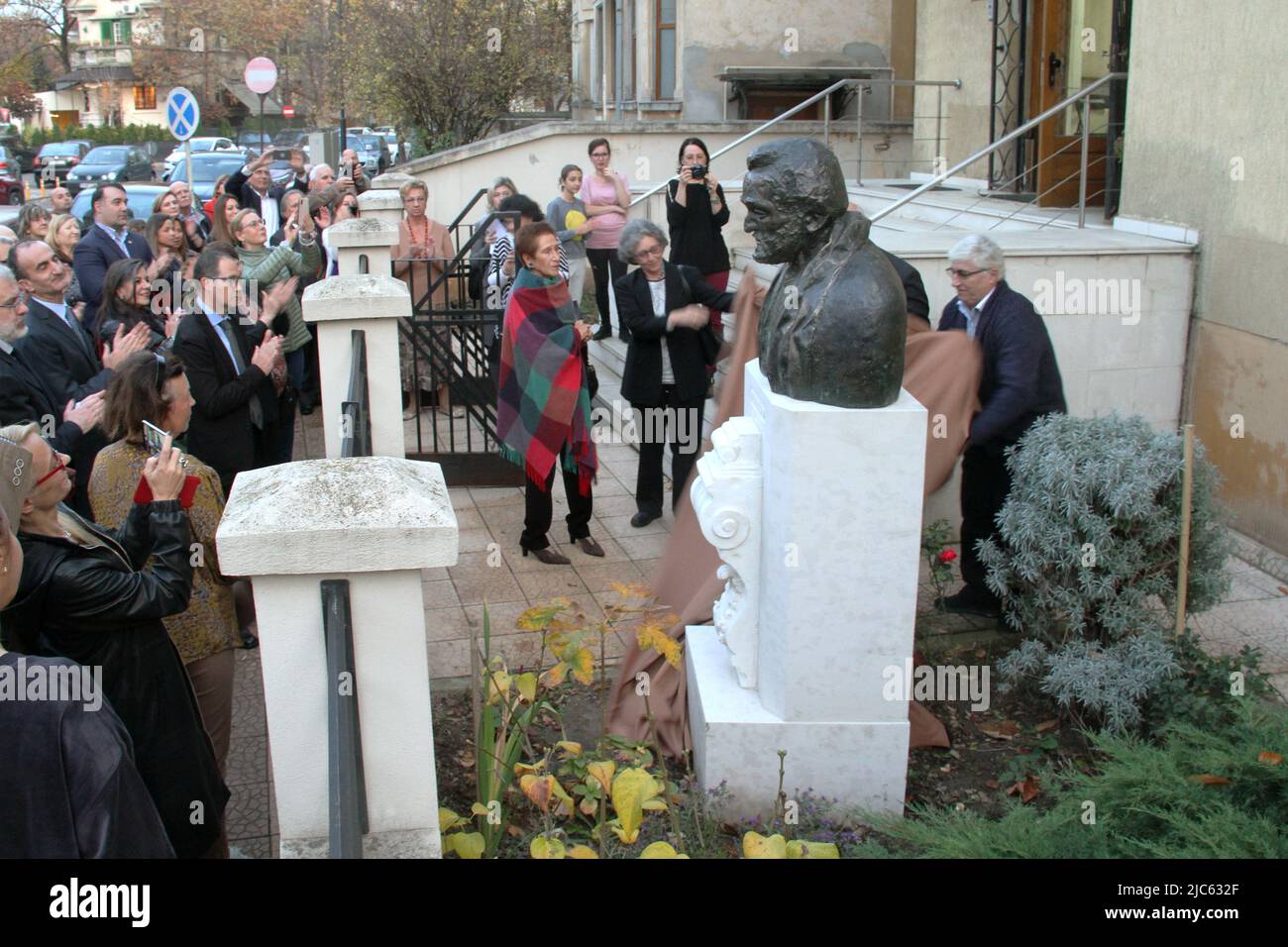 Bukarest, Rumänien, 2019. Die Enthüllung einer Büste von Vito Grasso, dem früheren Direktor des Instituto Italiano di Cultura (Institutul Ital de Cultura). Stockfoto