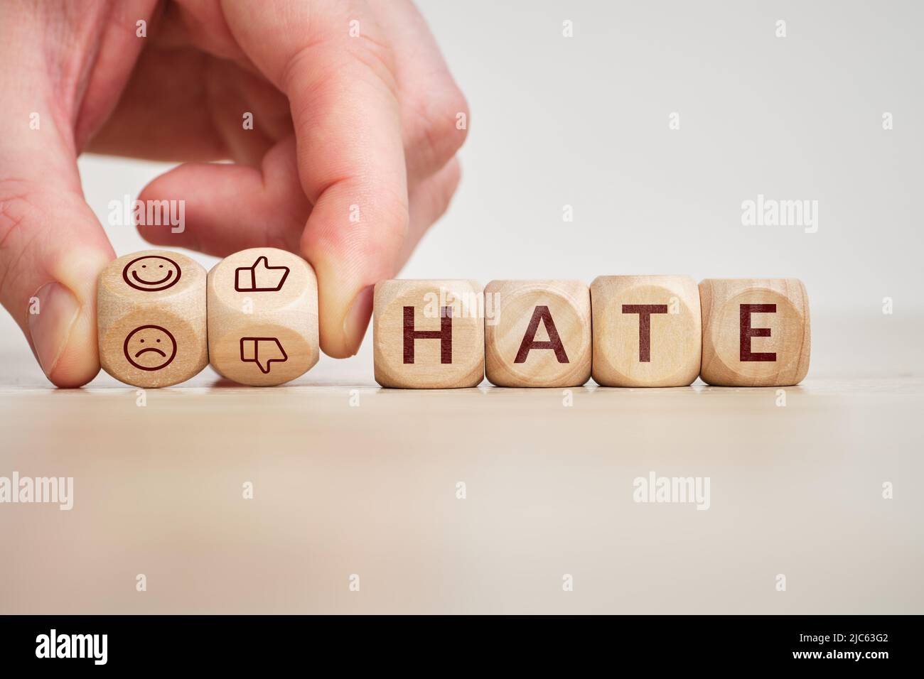 Das Konzept des Cybermobbing. Hass und Hass im Internet mit Symbolen auf Würfeln Stockfoto