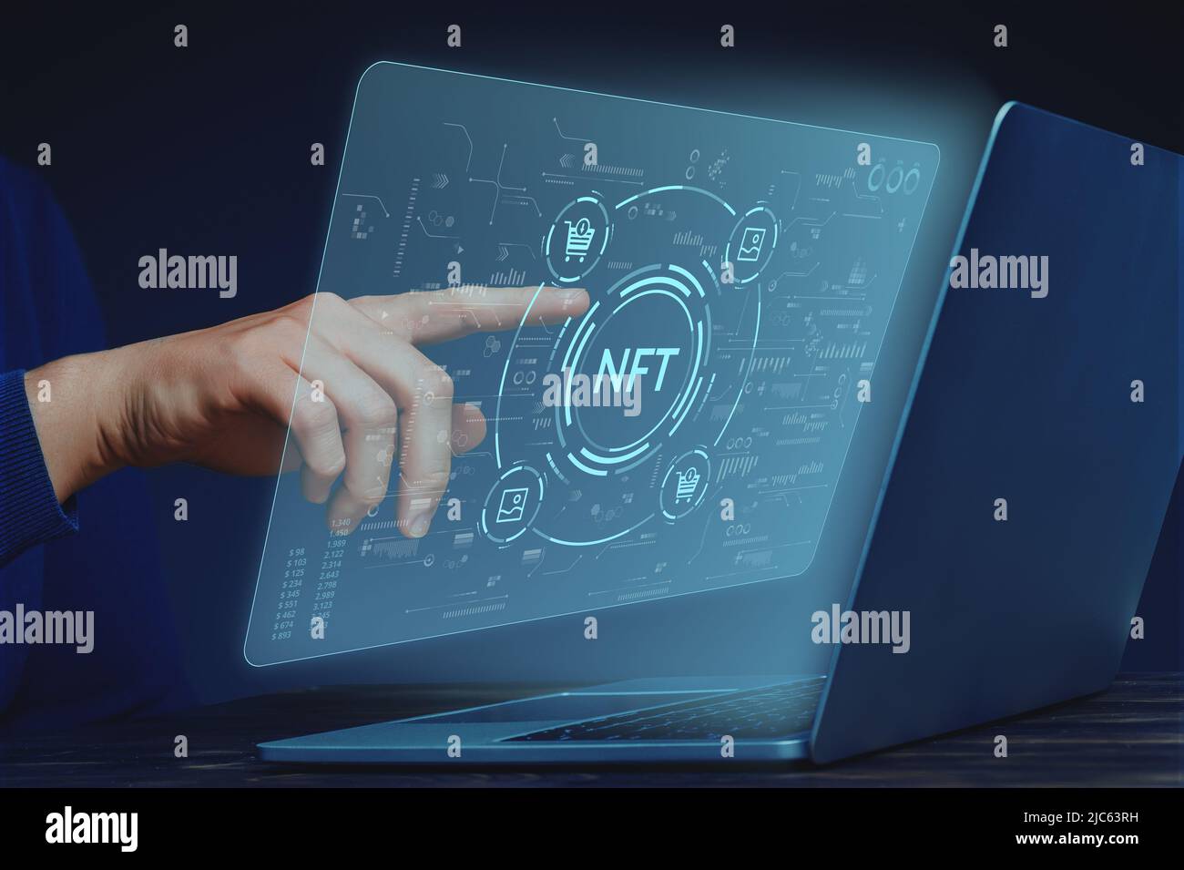 Crypto Business Concept NFT oder nicht-fungible Token. Bilder verkaufen und kaufen. Hand Person mit Laptop. Stockfoto