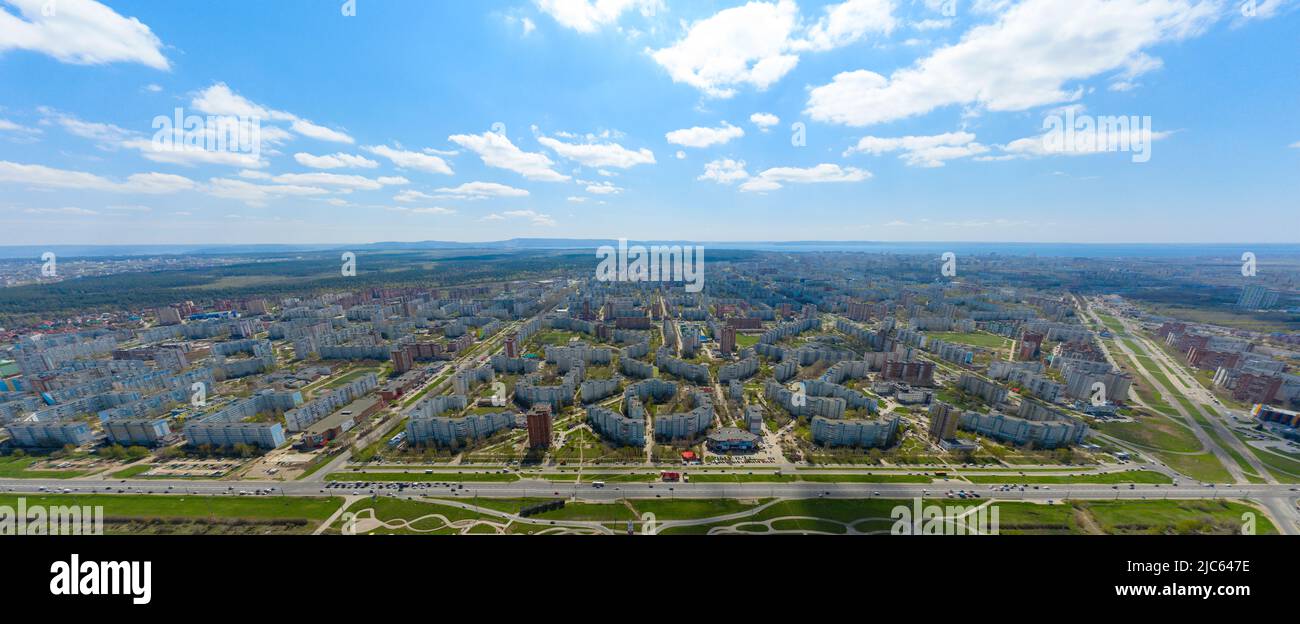Luftaufnahme des Avtozawodski Bezirkes von der Südautobahn von Togliatti. Stockfoto