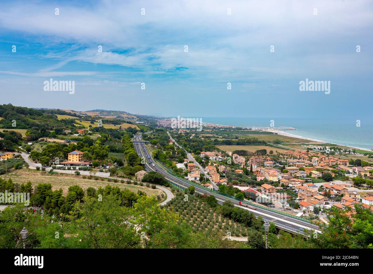 Blick von Torre di Palme auf die Dörfer Marina Palmense und Santa Maria a Mare, über die Autobahn E55 in der Region Marken in Italien. Im Hintergrund Stockfoto