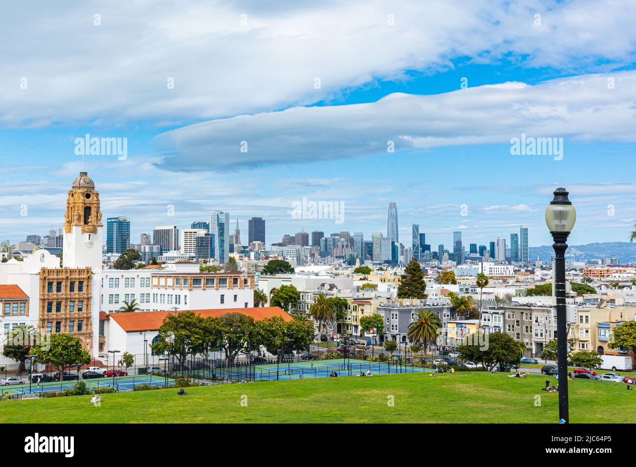 Blick auf die Mission Dolores Basilica und die Skyline von San Francisco vom Dolores Park, Kalifornien Stockfoto