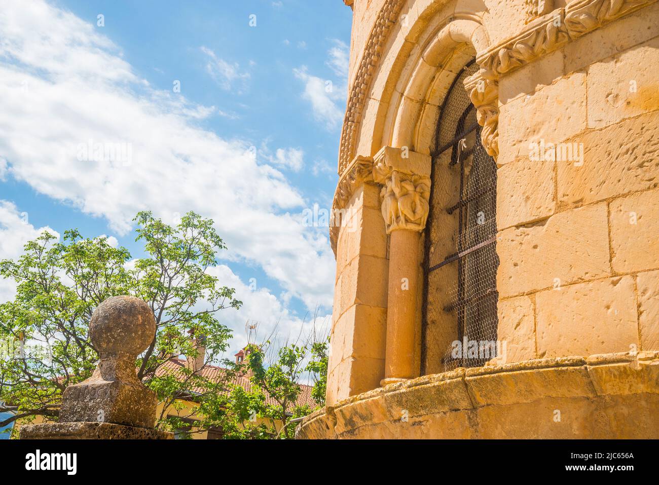 Apsis der Kirche San Juan. Cerezo de Arriba, Provinz Segovia, Castilla Leon, Spanien. Stockfoto