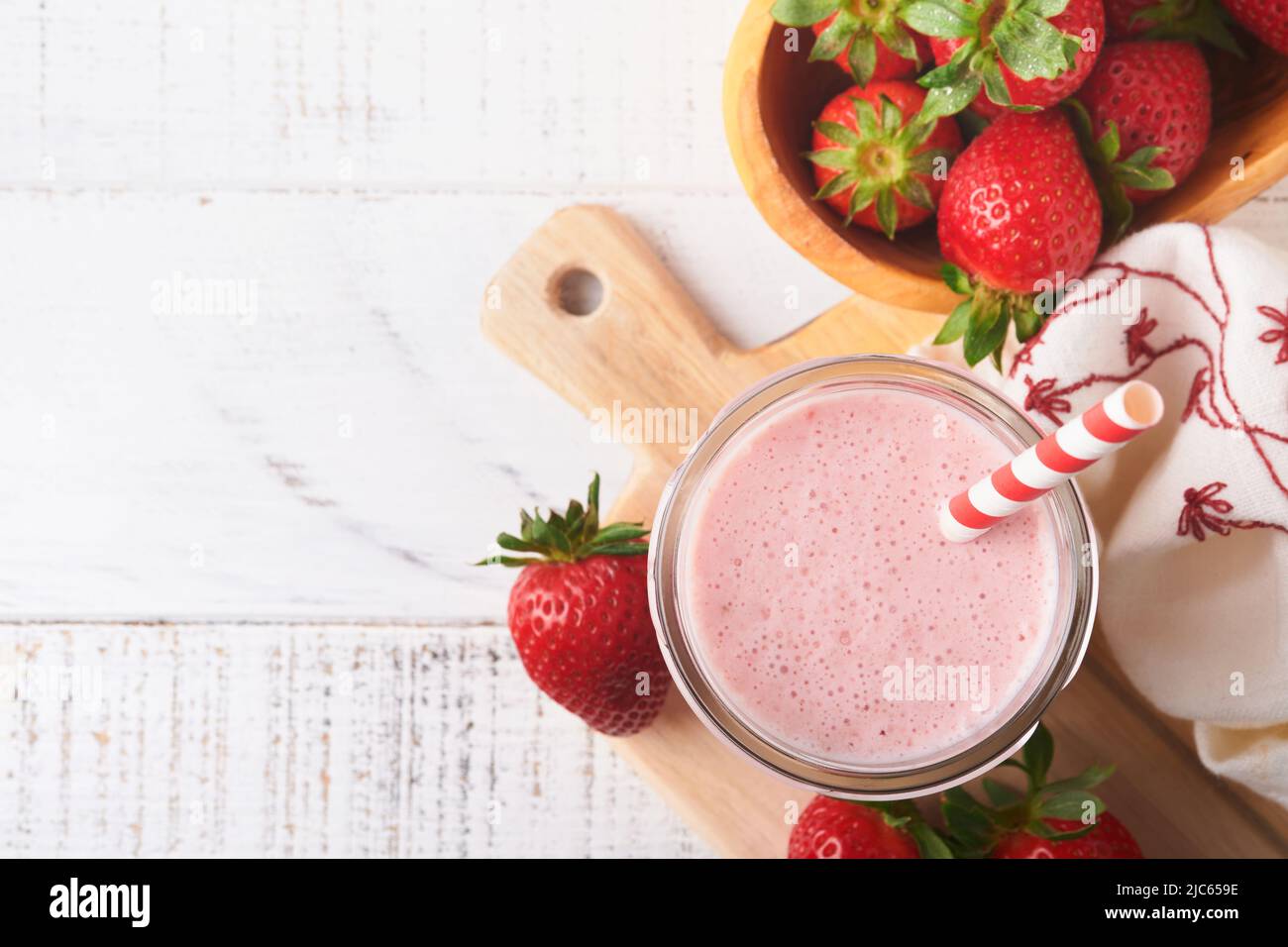 Erdbeer-Smoothie. Veganer Smoothie oder Milchshake aus Erdbeere, Banane ...