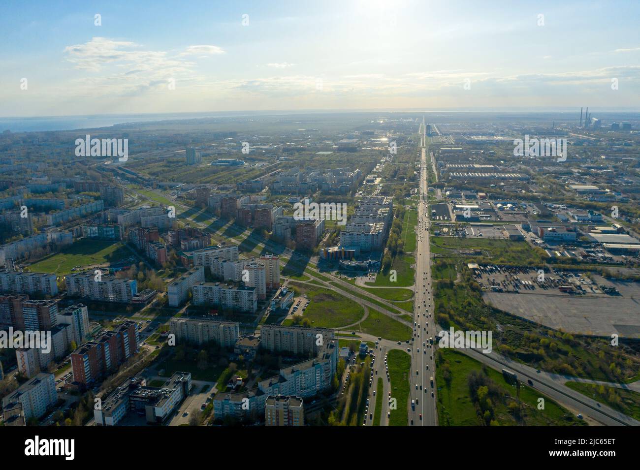 Togliatti Blick auf die Südautobahn in Richtung AvtoVAZ. Samara Region. Luftaufnahme der Stadt im Sommer Stockfoto