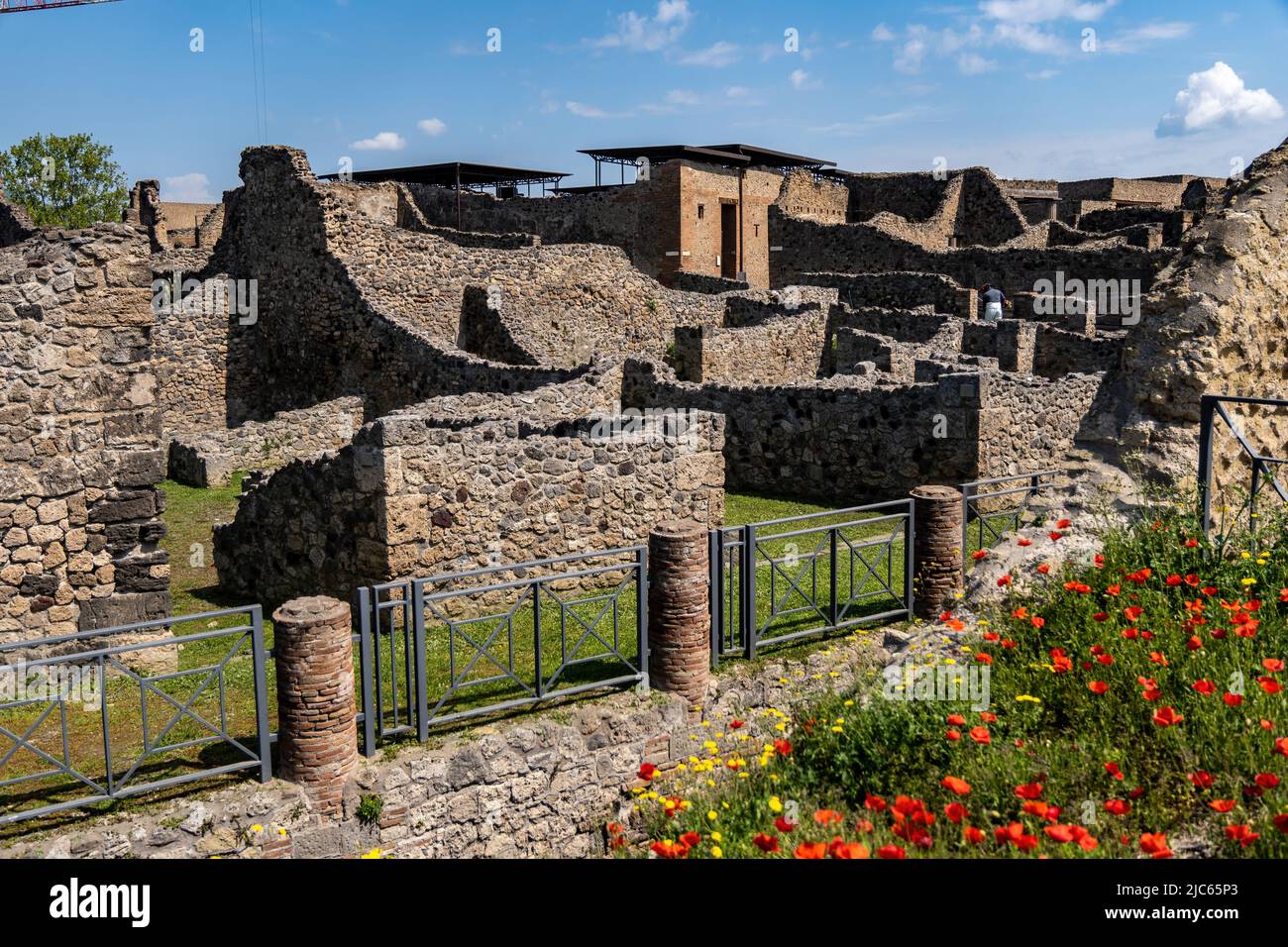 Säulen der Stadt Pompei, blauer Himmel, Neapel, Italien Stockfoto