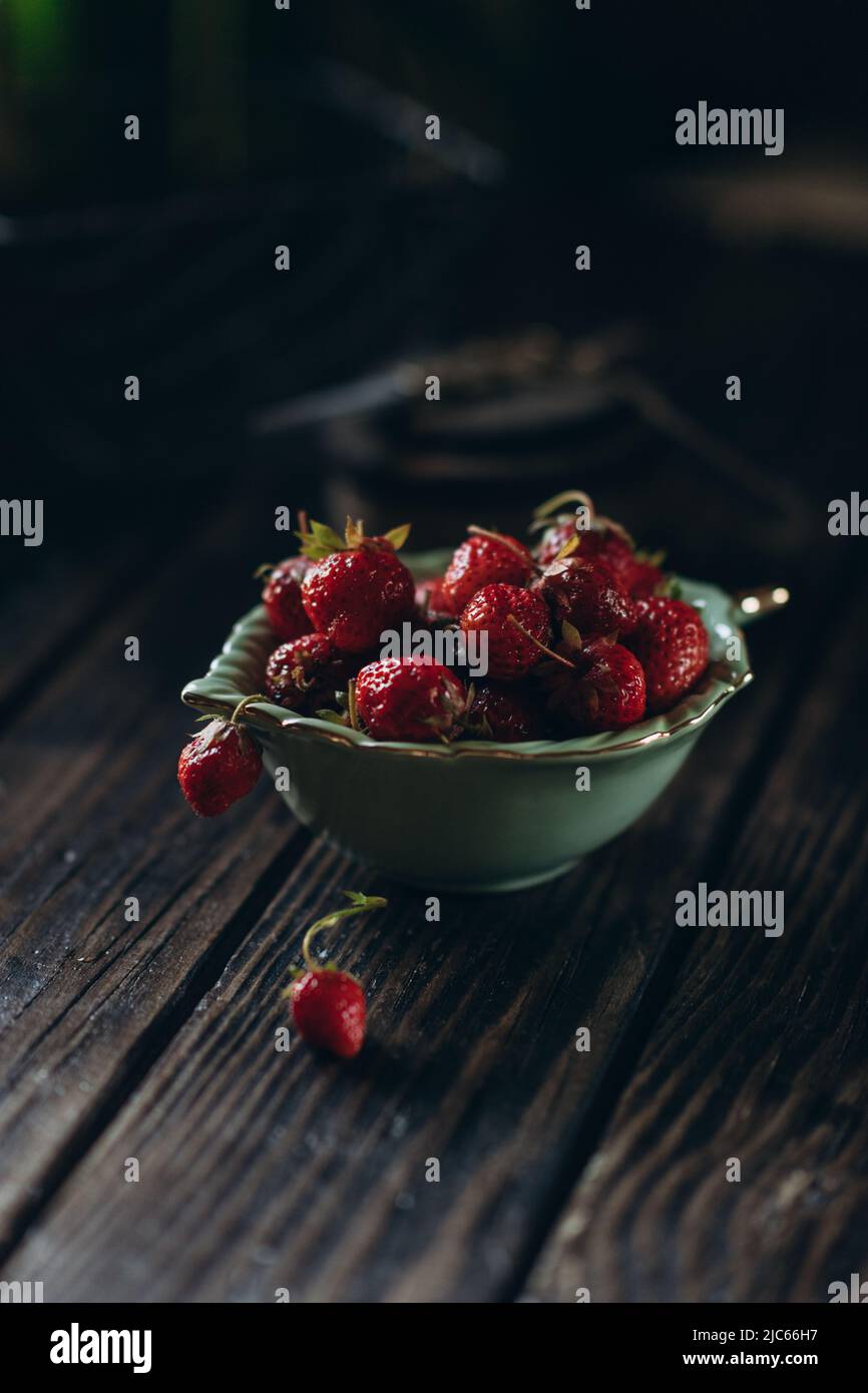 Food Photography in Low-Key, Früchte und Beeren Vitamine, Lebensmittel für Vegatarin Stockfoto