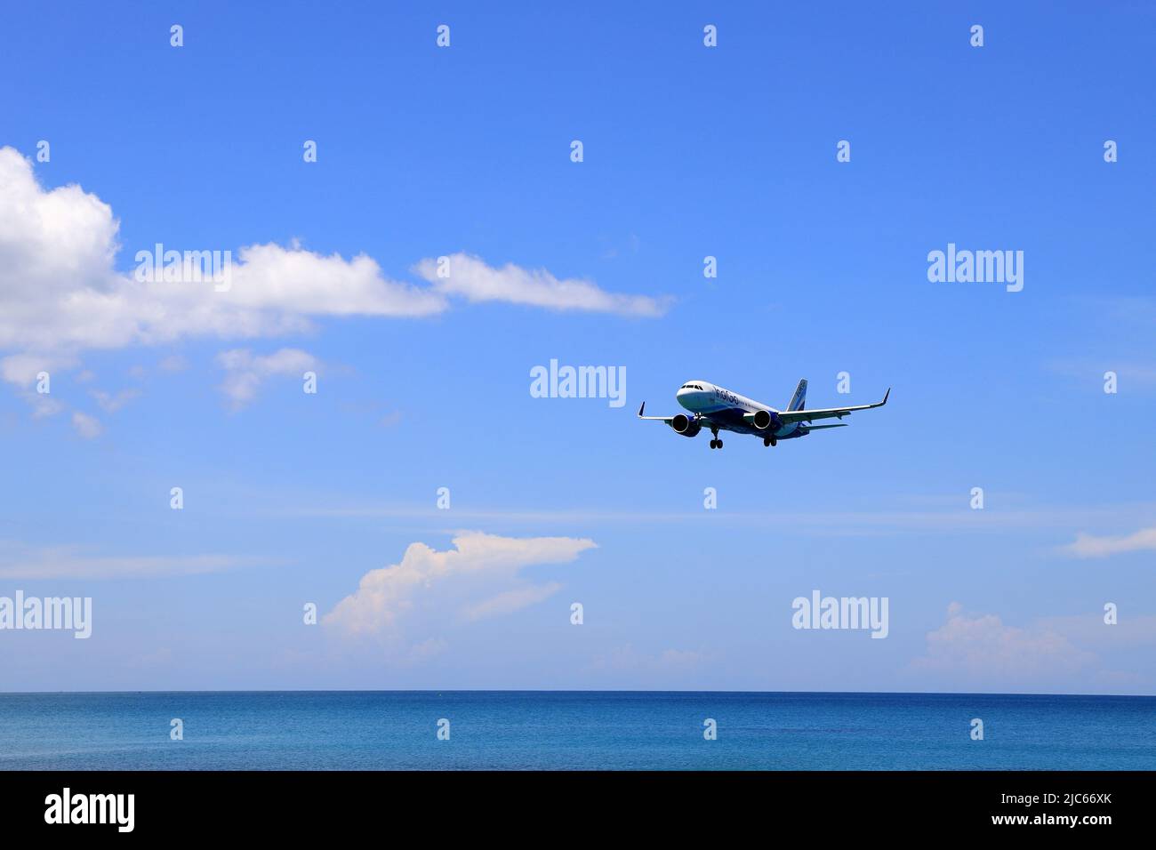 Airliner oder Passagierflugzeug Indigo Airbus A320 neo Landung auf dem Flughafen neben dem Strand. Flugzeug fliegt extrem tief über dem Meeresstrand. Stockfoto