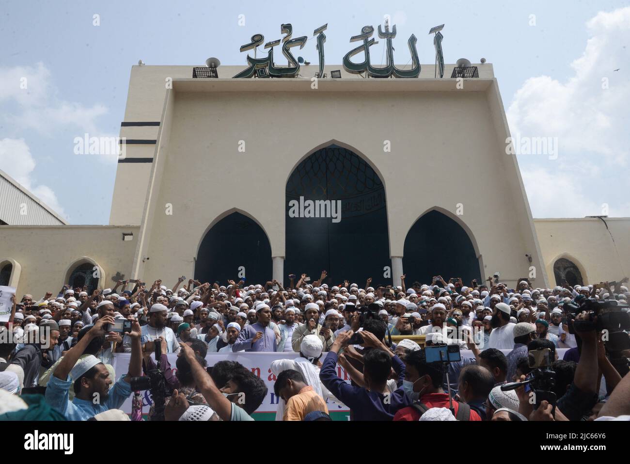 Dhaka, Bangladesch. 10.. Juni 2022. Die Islami Andolan Bangladesh protestiert, um die Äußerungen zweier indischer Politiker zum muslimischen Propheten Muhammad in Dhaka zu verurteilen. (Foto von Bayazid Akter/Pacific Press) Quelle: Pacific Press Media Production Corp./Alamy Live News Stockfoto