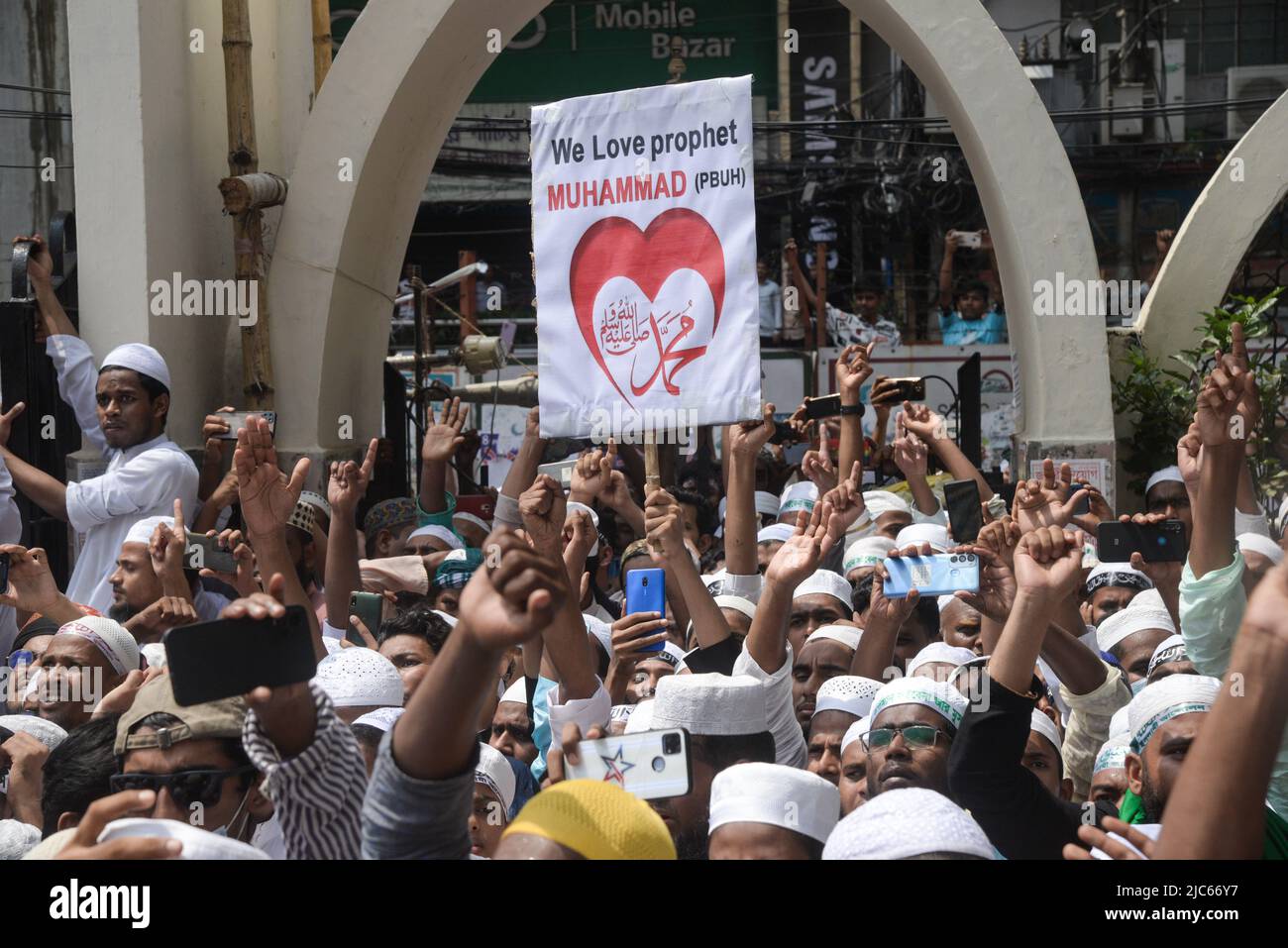 Dhaka, Bangladesch. 10.. Juni 2022. Die Islami Andolan Bangladesh protestiert, um die Äußerungen zweier indischer Politiker zum muslimischen Propheten Muhammad in Dhaka zu verurteilen. (Foto von Bayazid Akter/Pacific Press) Quelle: Pacific Press Media Production Corp./Alamy Live News Stockfoto