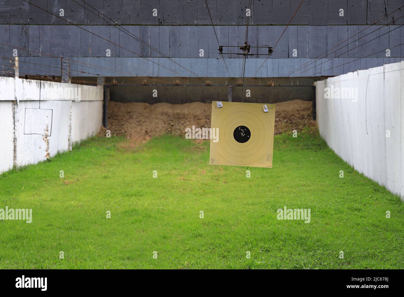 Zielpistole Mit Bullet-Löchern. Klassisches Papieraufnahmeziel im Schießbereich. Löcher Im Ziel. Stockfoto