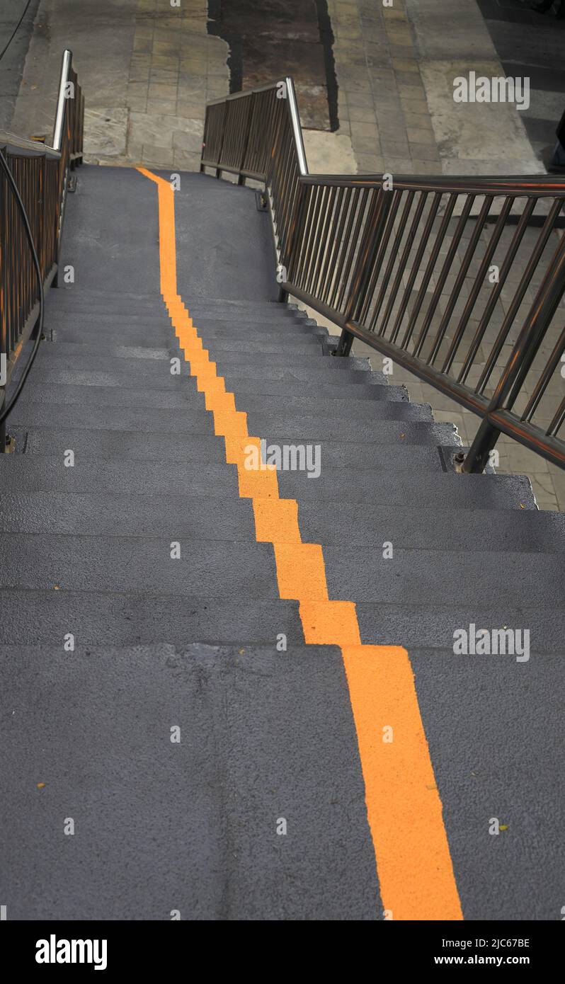 Gelbe Linie auf der Treppe der Fußgängerüberführung. Stockfoto