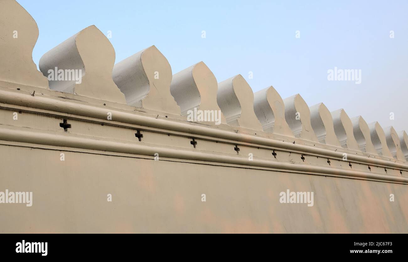 Uralte weiße Betonmauer kontrastiert mit blauem Himmel Stockfoto