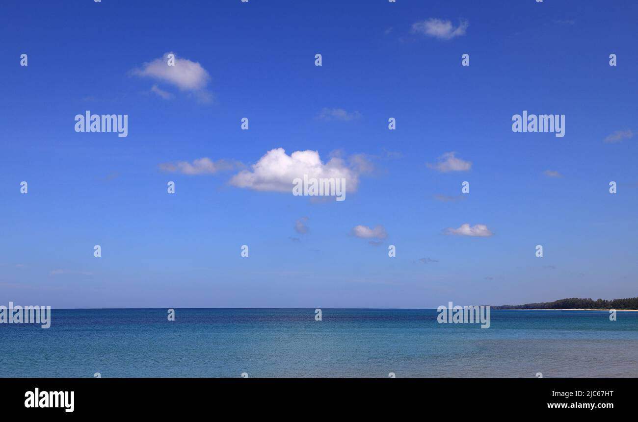 Schöne weiße Wolken, blauer Himmel, Meer und Strand. Landschaft des thailändischen Meeres. Stockfoto