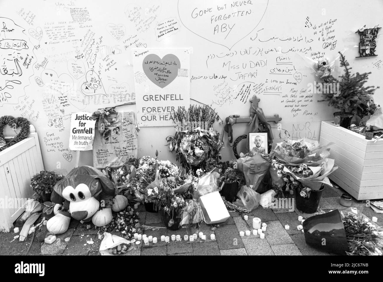 REDO von Schwarz-Weiß-Bildern vom Juni 2019, aufgenommen kurz nach der zweiten Gedenkfeier im Grenfell Tower, London, Großbritannien Stockfoto