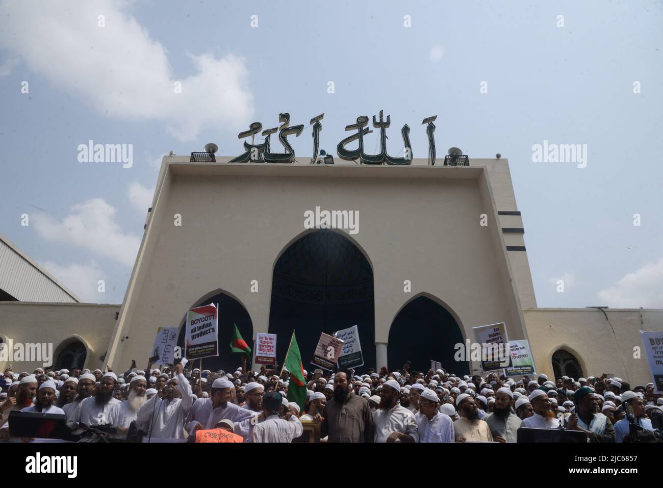 Dhaka, Bangladesch. 10.. Juni 2022. Die Islami Andolan Bangladesh protestiert, um die Äußerungen zweier indischer Politiker zum muslimischen Propheten Muhammad in Dhaka zu verurteilen. (Bild: © Bayazid Akter/Pacific Press via ZUMA Press Wire) Stockfoto