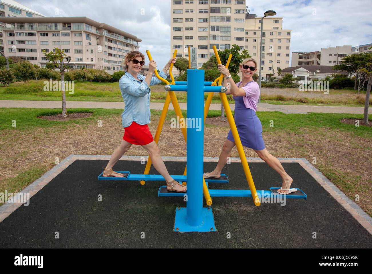 Outdoor-Fitness & Freundschaft: Zwei Frauen genießen ein zwangloses Workout Stockfoto