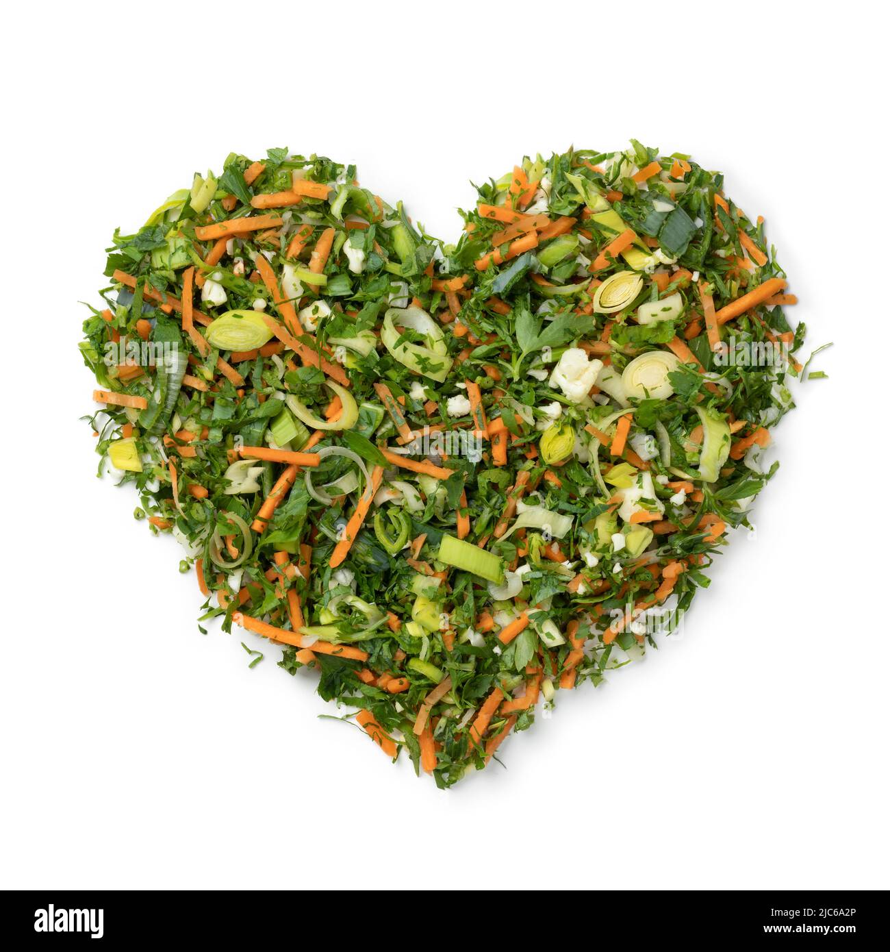 Mischung aus frisch gehackten Variation von Gemüse in Herzform isoliert auf weißem Hintergrund Stockfoto