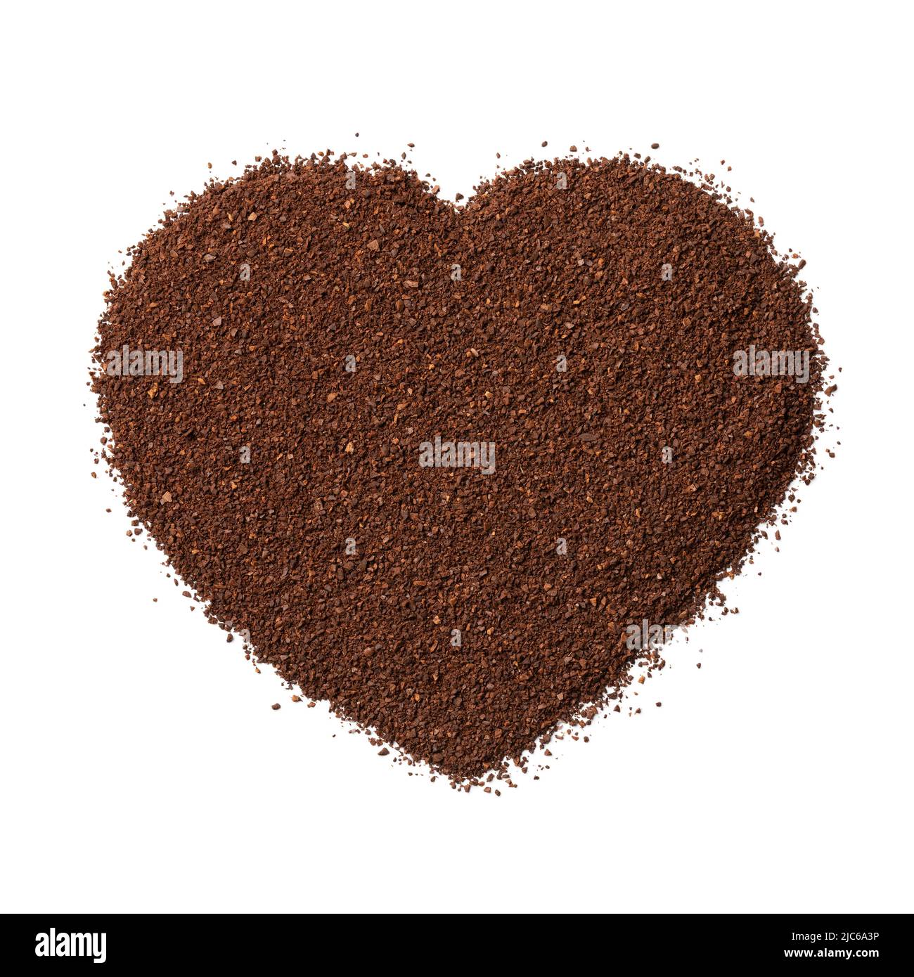 Grob gemahlener Kaffee in Herzform, isoliert auf weißem Hintergrund Stockfoto