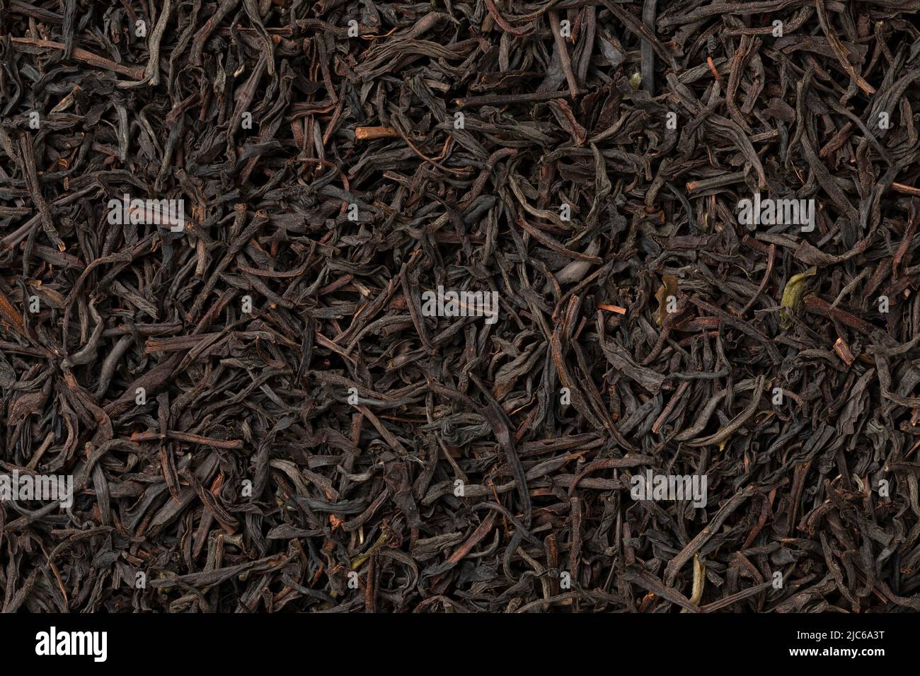 Getrockneter Ceylon-Blend-Tee lässt den gesamten Rahmen aus nächster Nähe als Hintergrund Stockfoto