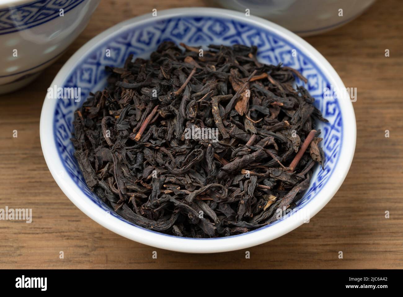 Schüssel mit getrocknetem chinesischen Lapsang Souchong-Tee aus nächster Nähe Stockfoto