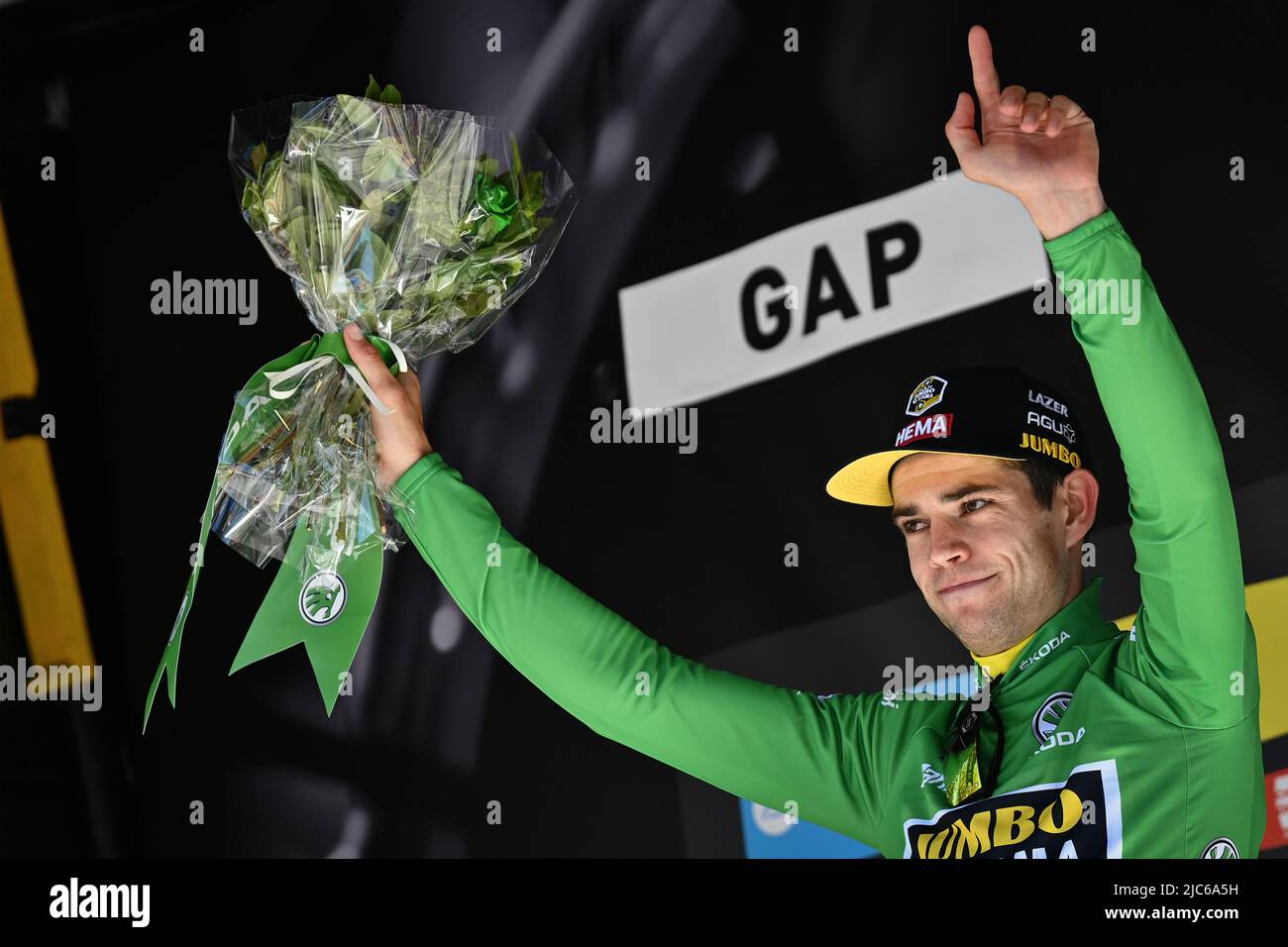 Der Belgier Wout Van Aert vom Team Jumbo-Visma feiert am Freitag, den 10. Juni 2022, auf dem Podium im grünen Trikot des Spitzenreiters im Sprint-Ranking nach der 6. Etappe des Criterium du Dauphine-Radrennens von Rives nach Gap (196,5 km), Frankreich. BELGA FOTO DAVID STOCKMAN Stockfoto