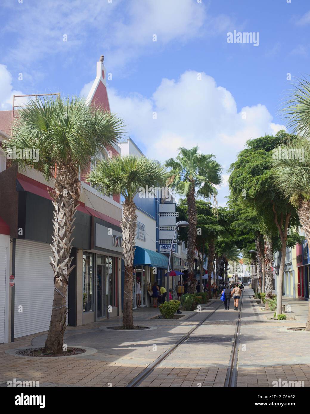 ORANJESTAD, ARUBA - 4. DEZEMBER 2021: CAYA G. F. Betico Croes Fußgängerzone, die Haupteinkaufsstraße im Stadtzentrum von Oranjestad auf Aruba Stockfoto