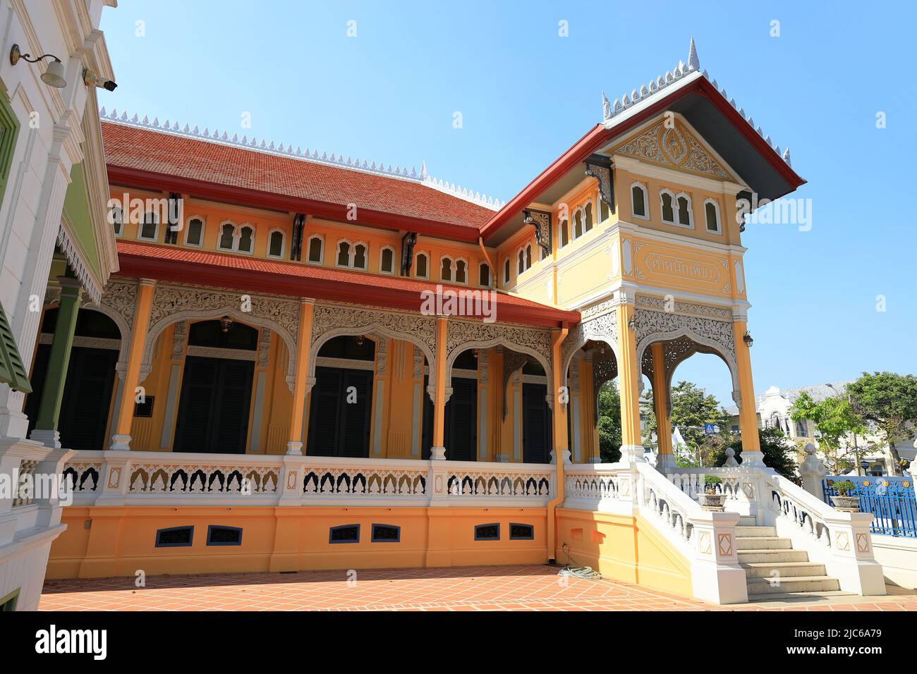 Vintage schöne neoklassische Architektur Gebäude Fassade mit schönen Fenstern Detail in thailand. Stockfoto