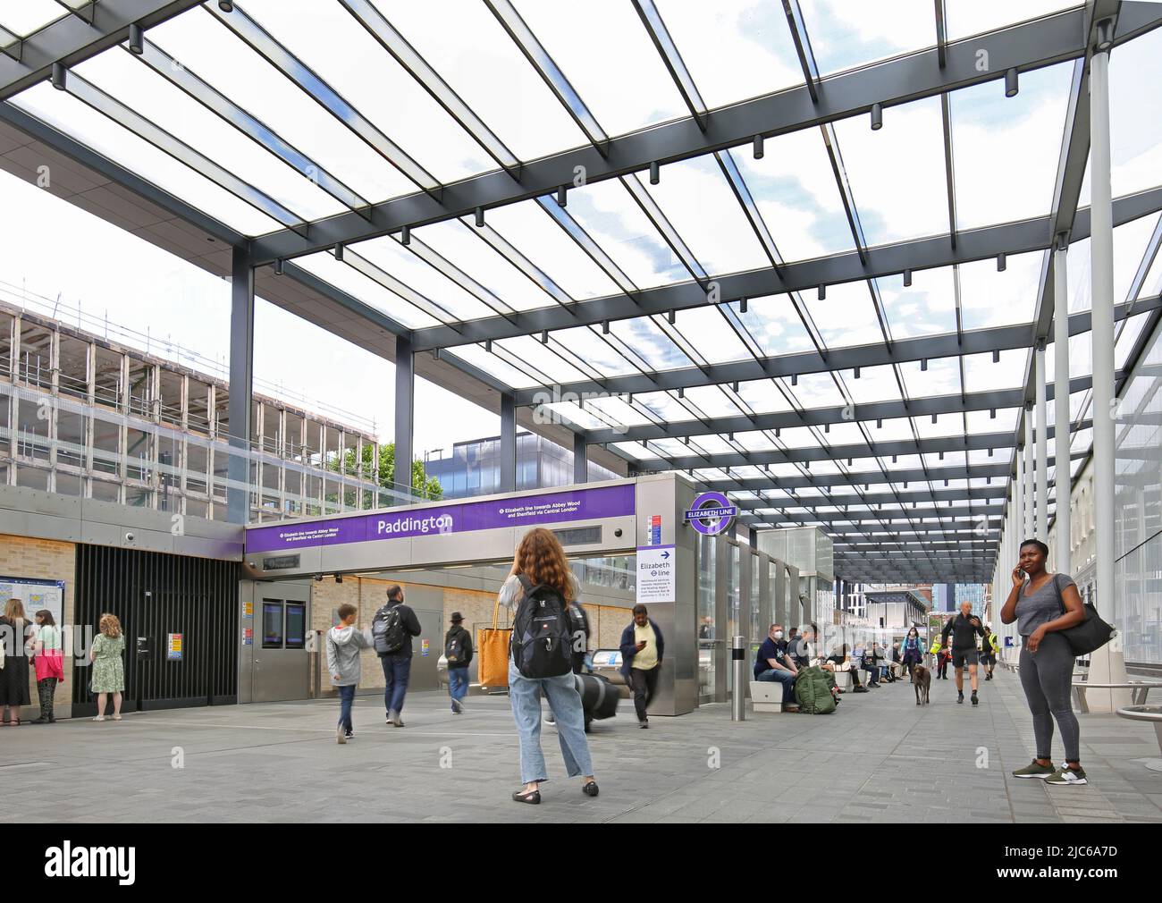 Neue ebenerdende Elizabeth Line (Crossrail)-Konkursanlage am Bahnhof Paddington, London, Großbritannien. Zeigt verglastes Dach und Rolltreppenzugang zu Zügen. Stockfoto