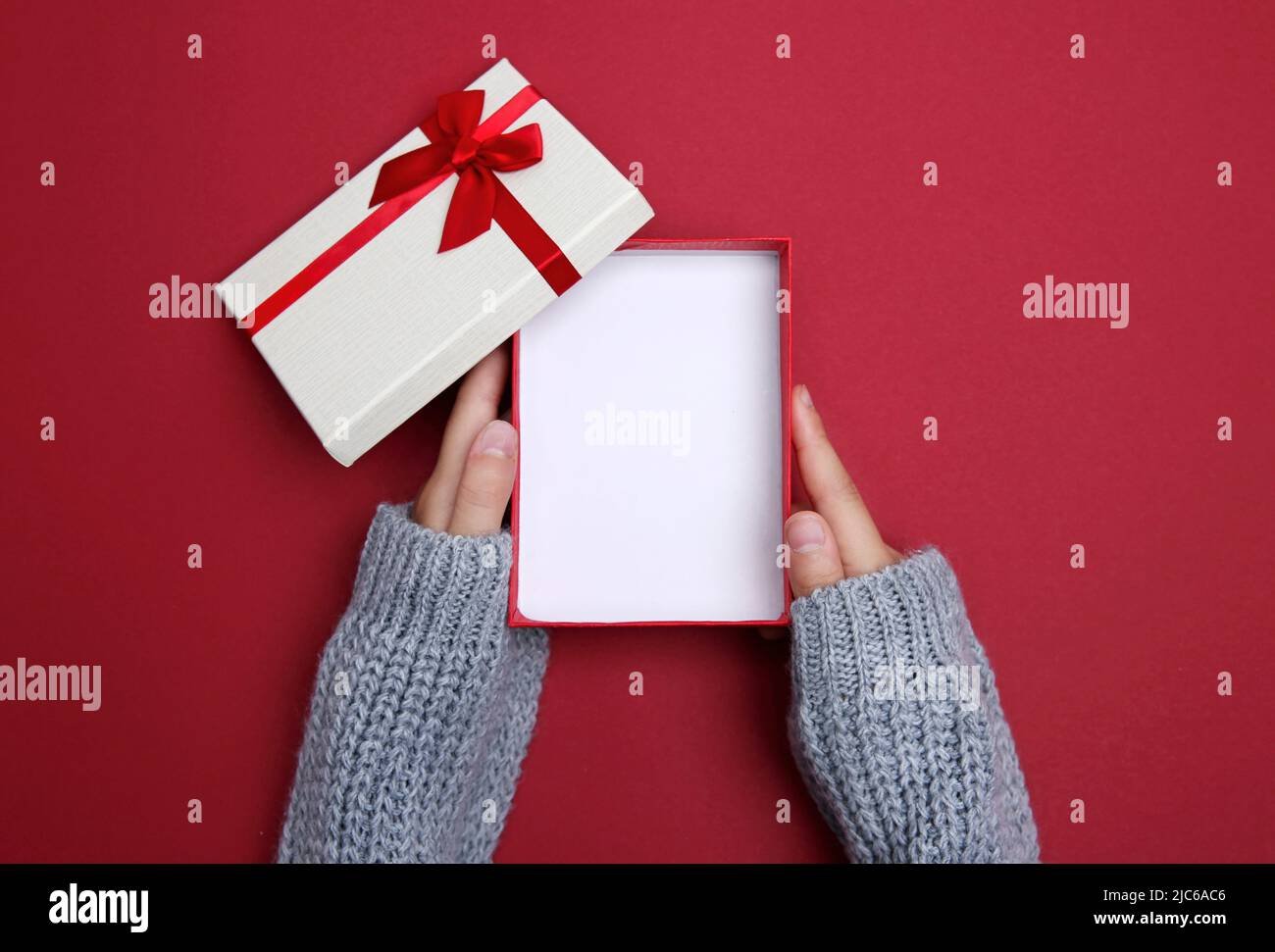 Hände halten Geschenkbox geöffnet Draufsicht. Produktwerbung Raum Display.Holiday Stuff Promotion Design. Stockfoto