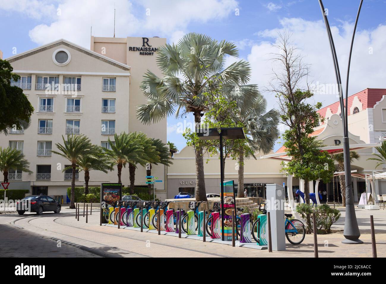 ORANJESTAD, ARUBA - 4. DEZEMBER 2021: Plaza Daniel Leo Platz mit Renaissance Resort Hotel, Renaissance Mall und Green Bike Verleih auf Aruba Stockfoto