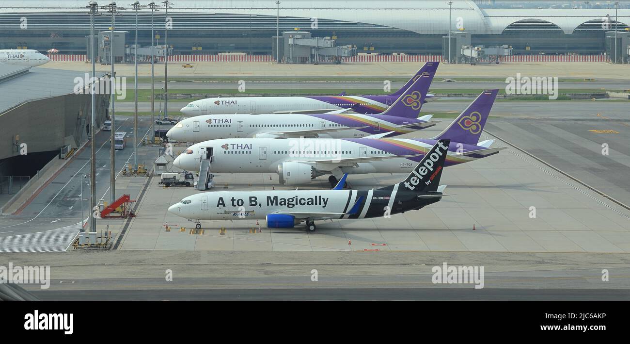 Suvarnabhumi International Airport. Parkplatz für Flugzeuge am Satellitenparkplatz. Fahren Sie mit dem Bus vom Bustor aus. Stockfoto