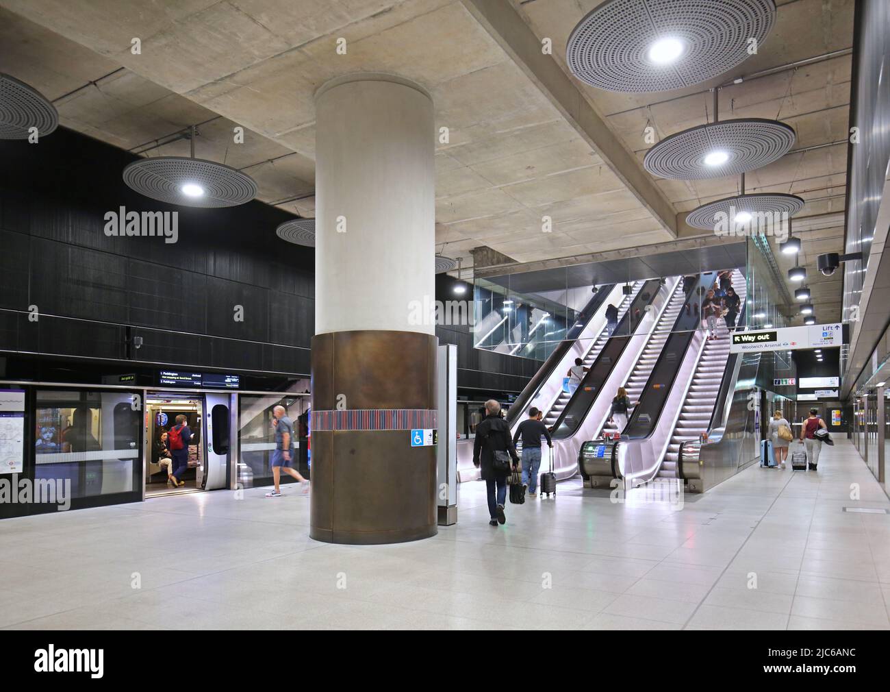 London, Großbritannien. Woolwich Station auf dem neu eröffneten Elizabeth Line (crossrail) U-Bahn-Netz. Plattformebene, zeigt den Zug und die Rolltreppen. Stockfoto