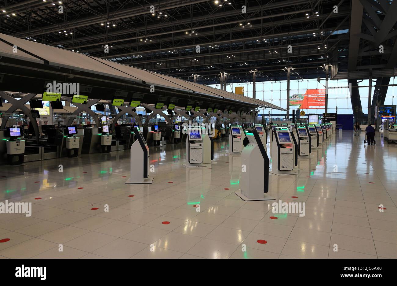 Self Check-in oder Self-Service-Automaten und Helpdesk-Kiosk am Flughafen für Check-in, Drucken der Bordkarte oder Ticketkauf. Stockfoto