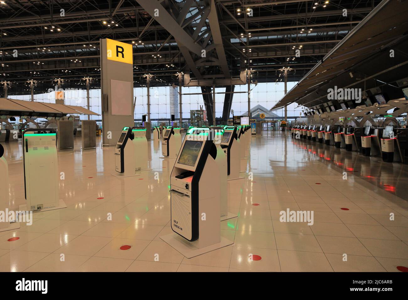 Self Check-in oder Self-Service-Automaten und Helpdesk-Kiosk am Flughafen für Check-in, Drucken der Bordkarte oder Ticketkauf. Stockfoto
