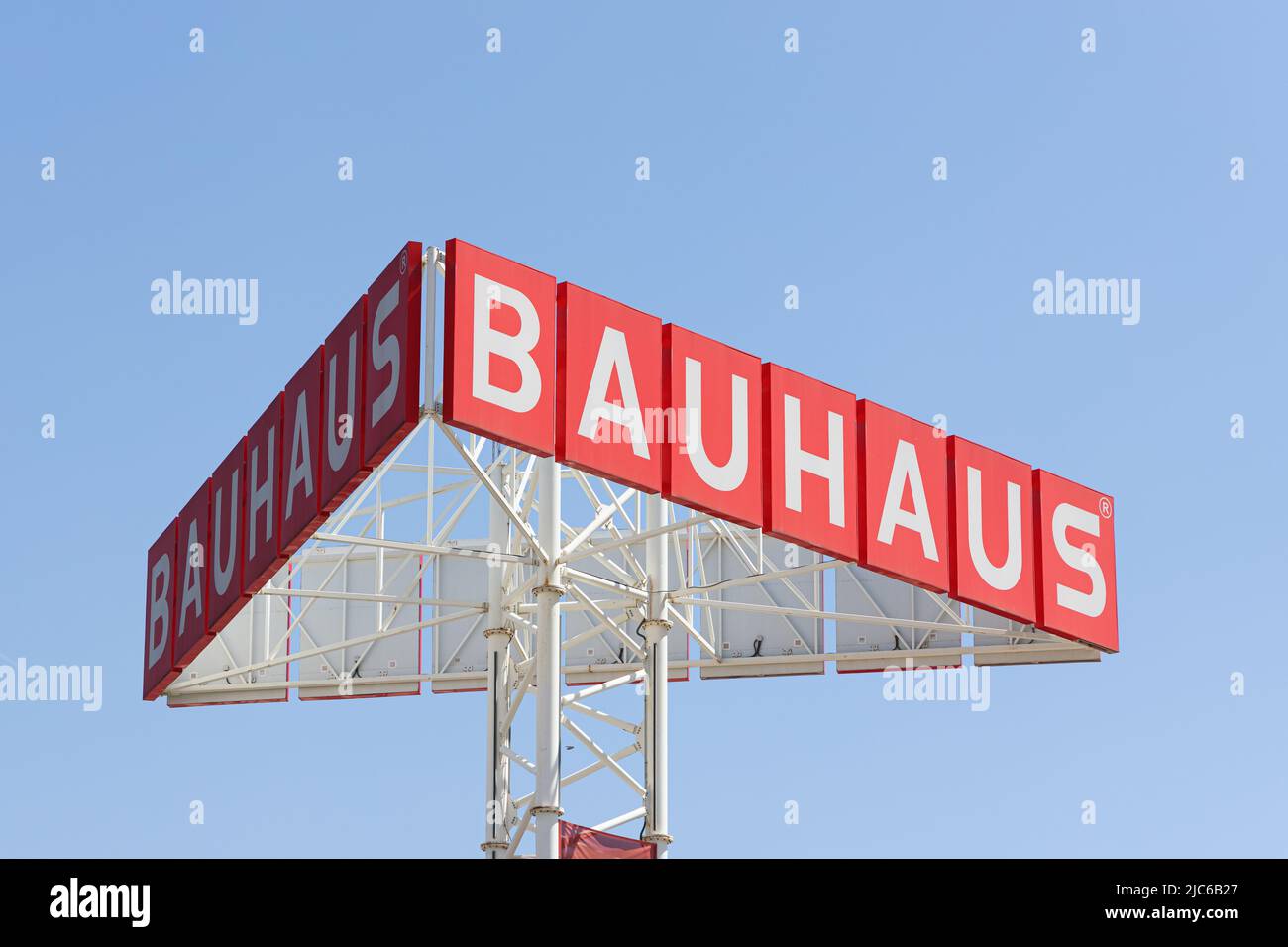 ALFAFAR, SPANIEN - 06. JUNI 2022: Bauhaus ist eine deutsche Einzelhandelskette, die Produkte für Heimwerker und Gartenbau anbietet Stockfoto