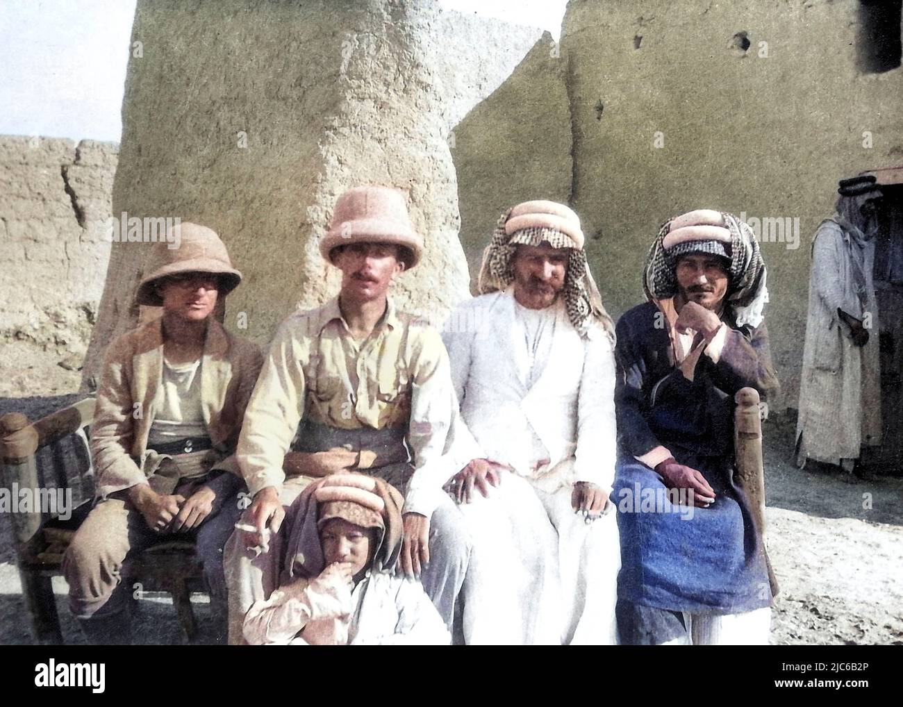 2 Soldaten der britischen Armee (links) des Glamorgan Yeomanry mit Stammesführern und einem Kind in Mesopotamien, 1917 Stockfoto