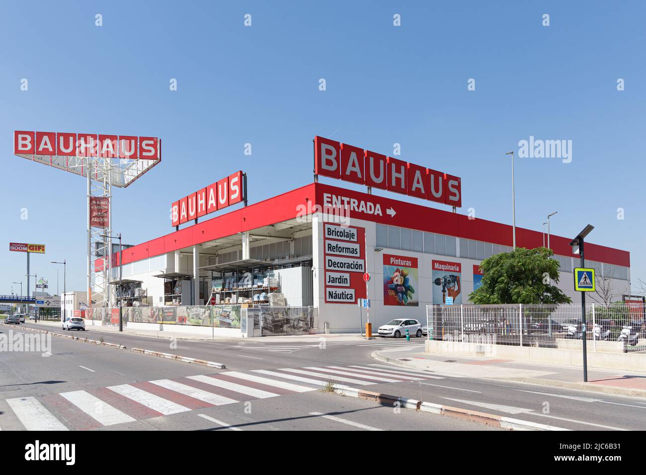 ALFAFAR, SPANIEN - 06. JUNI 2022: Bauhaus ist eine deutsche Einzelhandelskette, die Produkte für Heimwerker und Gartenbau anbietet Stockfoto