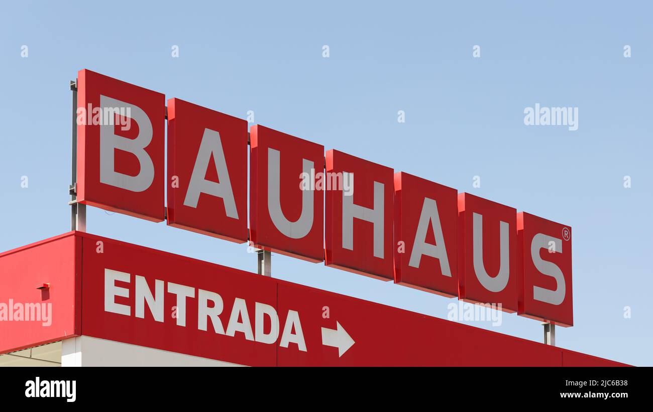 ALFAFAR, SPANIEN - 06. JUNI 2022: Bauhaus ist eine deutsche Einzelhandelskette, die Produkte für Heimwerker und Gartenbau anbietet Stockfoto