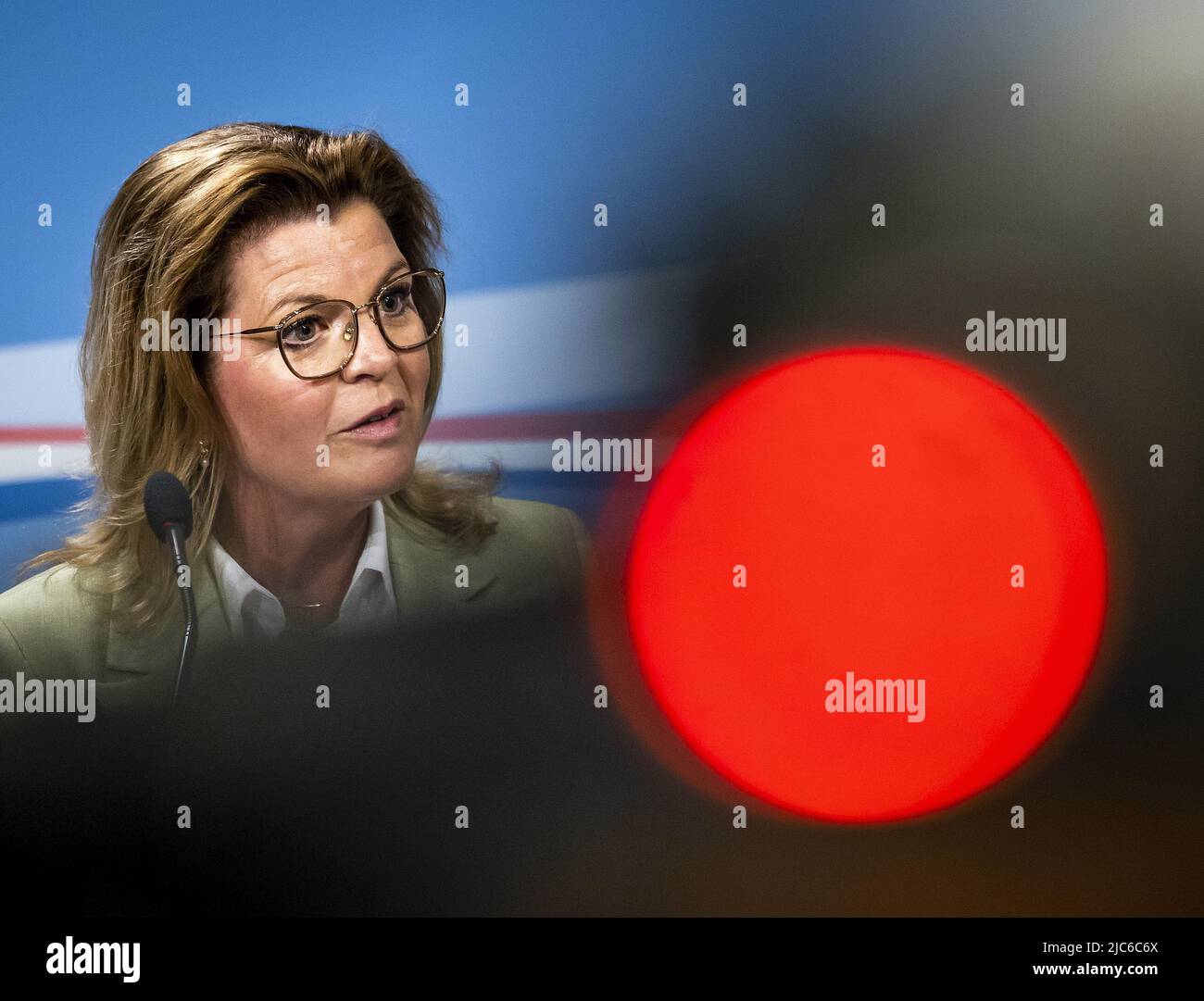 2022-06-10 16:29:14 DEN HAAG - Stickstoff-Ministerin Christianne van der Wal, zusammen mit Henk Staghouwer, Minister für Landwirtschaft, Natur und Lebensmittelqualität, erklären ihre Pläne für die Bekämpfung der Stickstoffemissionen. ANP REMKO DE WAAL niederlande Out - belgien Out Stockfoto