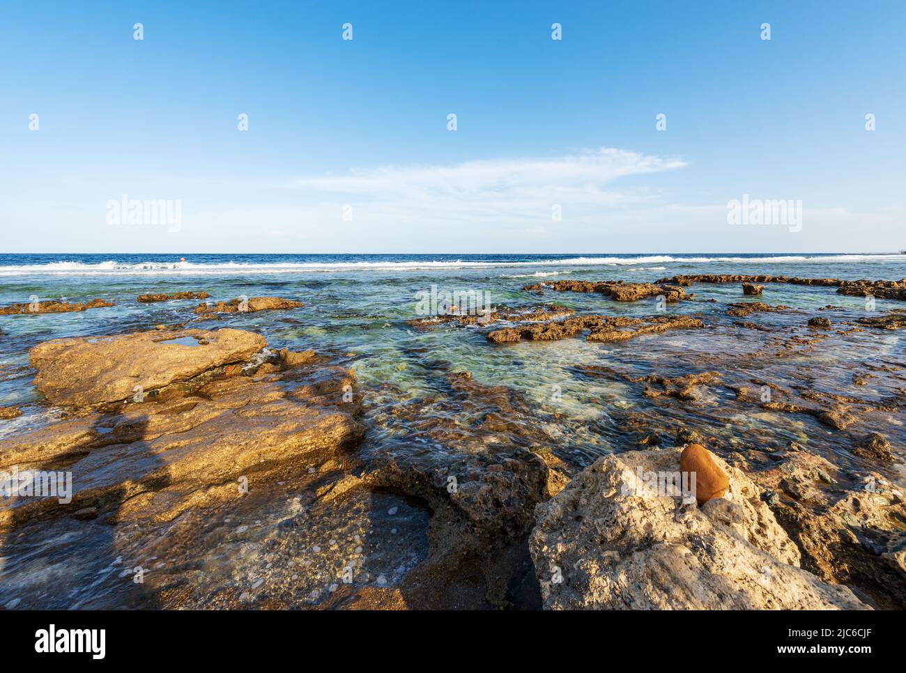 Schöne Meereslandschaft des Roten Meeres in der Nähe von Marsa Alam, Ägypten, Afrika. Die Wellen brechen auf dem Korallenriff und der Klippe. Stockfoto