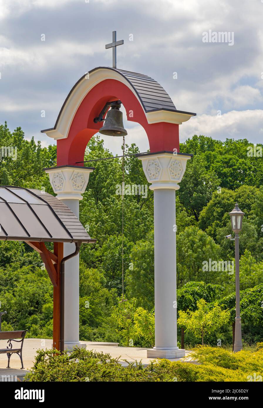 Glockenturm mit Kreuz an der Serbisch-Orthodoxen Kirche der Neuen Märtyrer Kragujevac im Sumarice Park Stockfoto