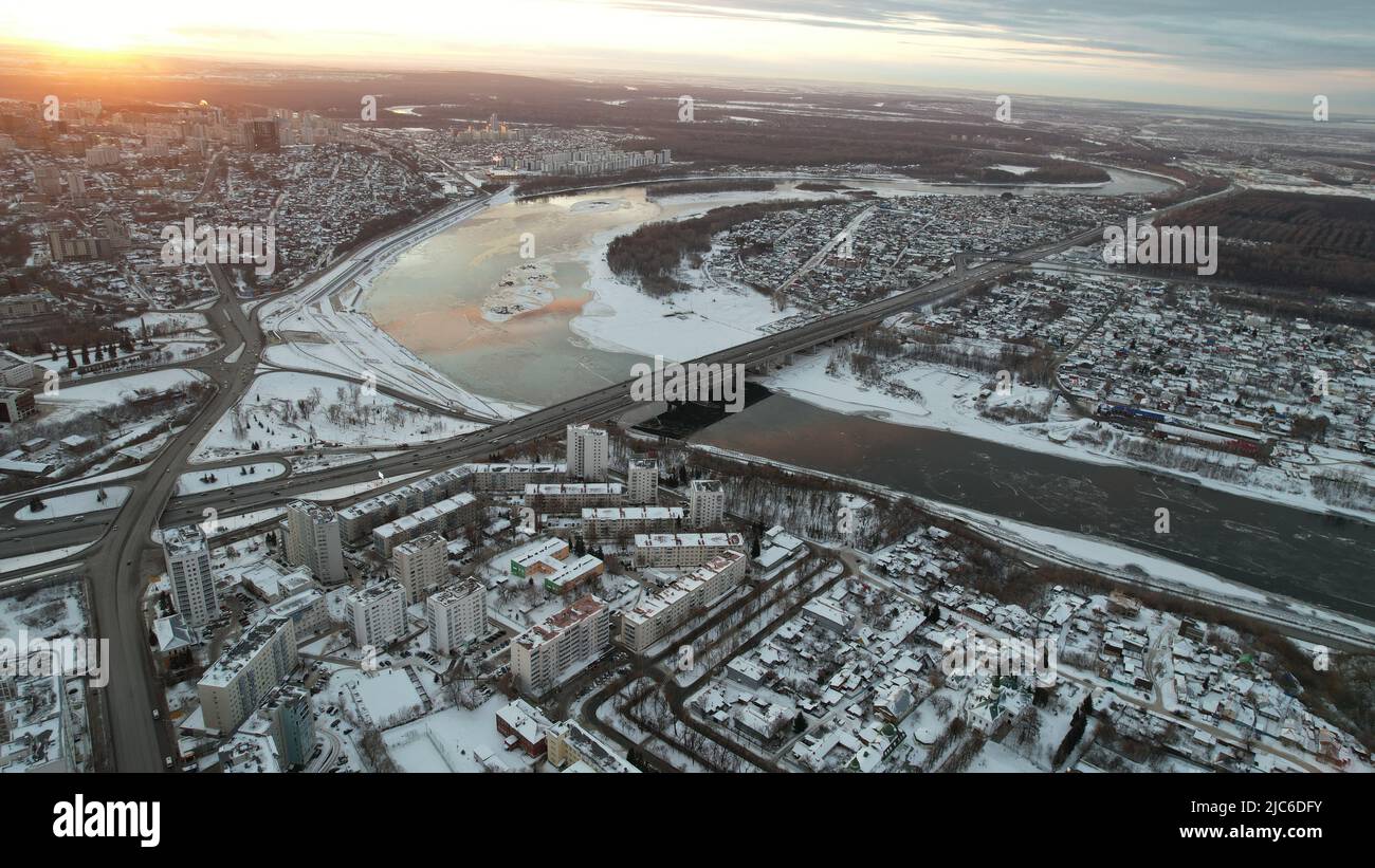 Transsibirische Brücke über Agidel in Ufa, Blick auf Russland, Baschkirien, Kathedrale, Architektur, Reisen Stockfoto