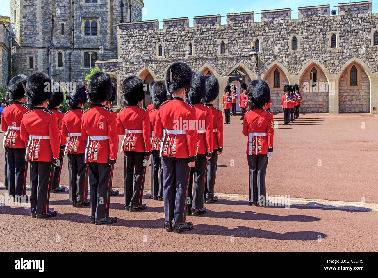 WINDSOR, GROSSBRITANNIEN - 19. MAI 2014: Die Kaisergarde steht an, um die Zeremonie des Wachwechsels im Schloss Windsor zu beginnen. Stockfoto