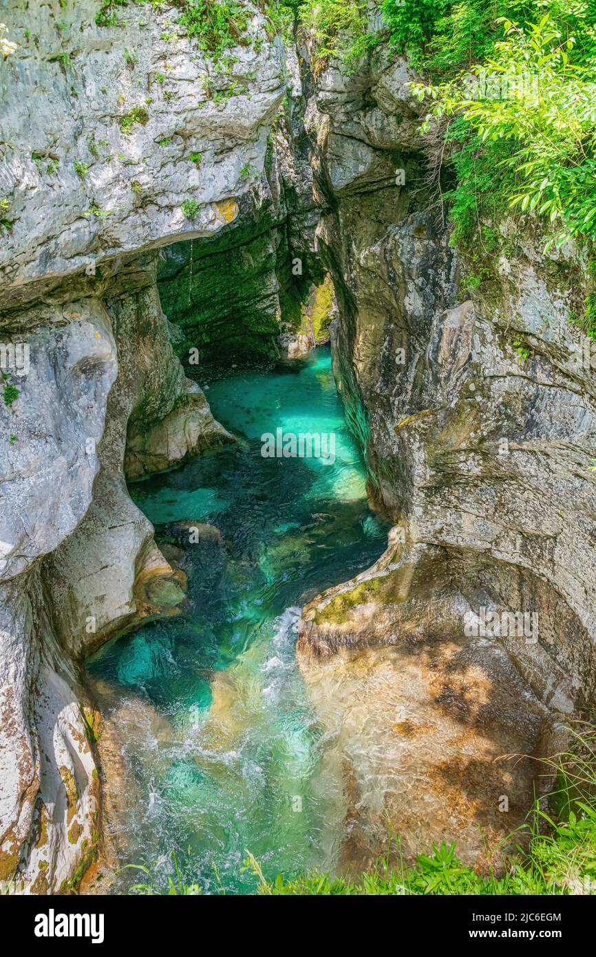 Velika korita Soče in der Großen Soča-Schlucht, wunderschöne Schlucht mit smaragdfarbenem Wasser, das zwischen den einzigartig geformten Felsen, dem Triglav-Park, fließt Stockfoto